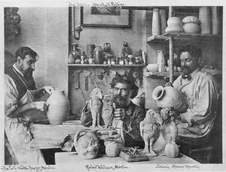 Los hermanos Martin en el estudio de Southall Pottery